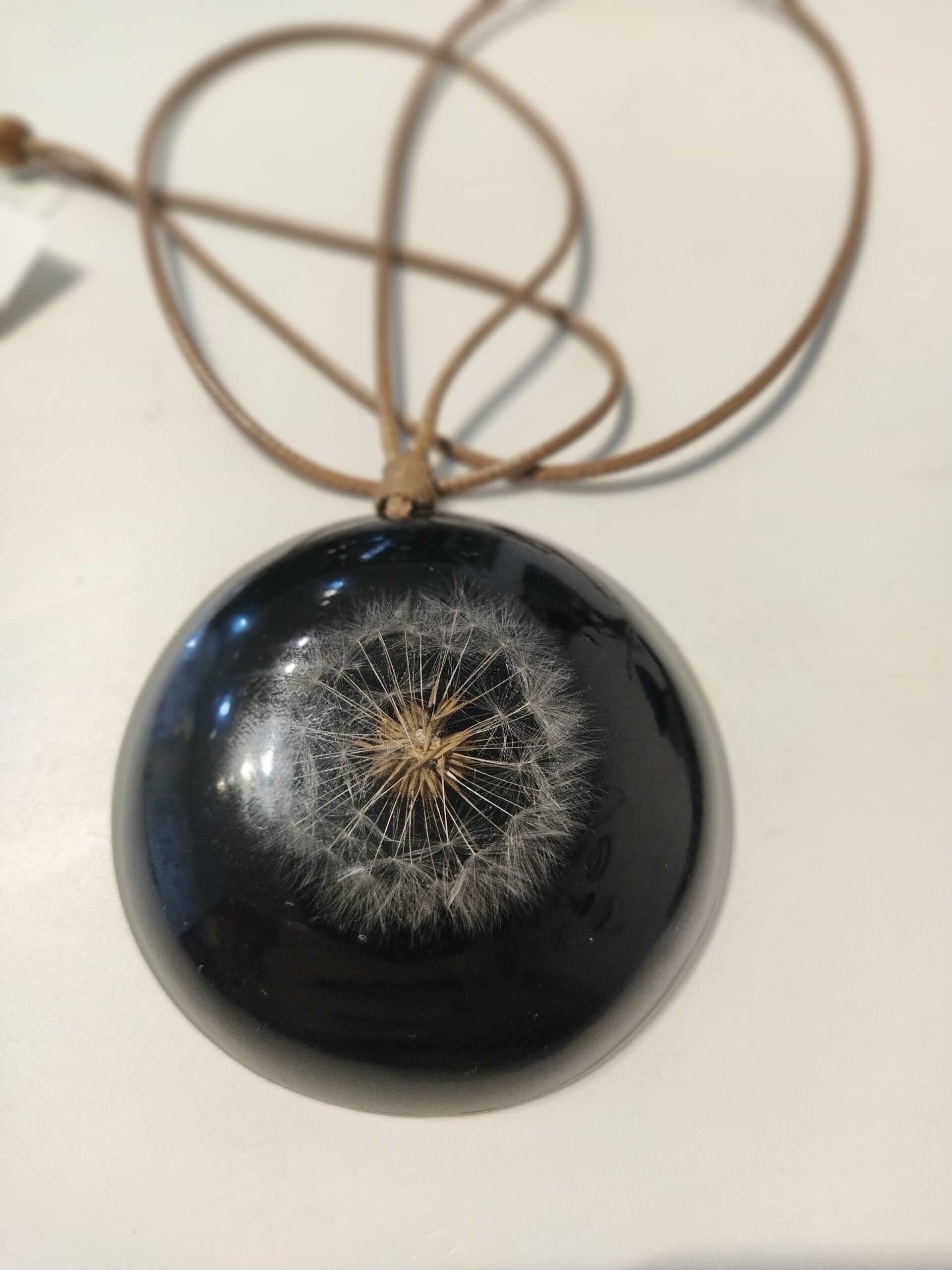 colar com pingente de resina - dente de leão