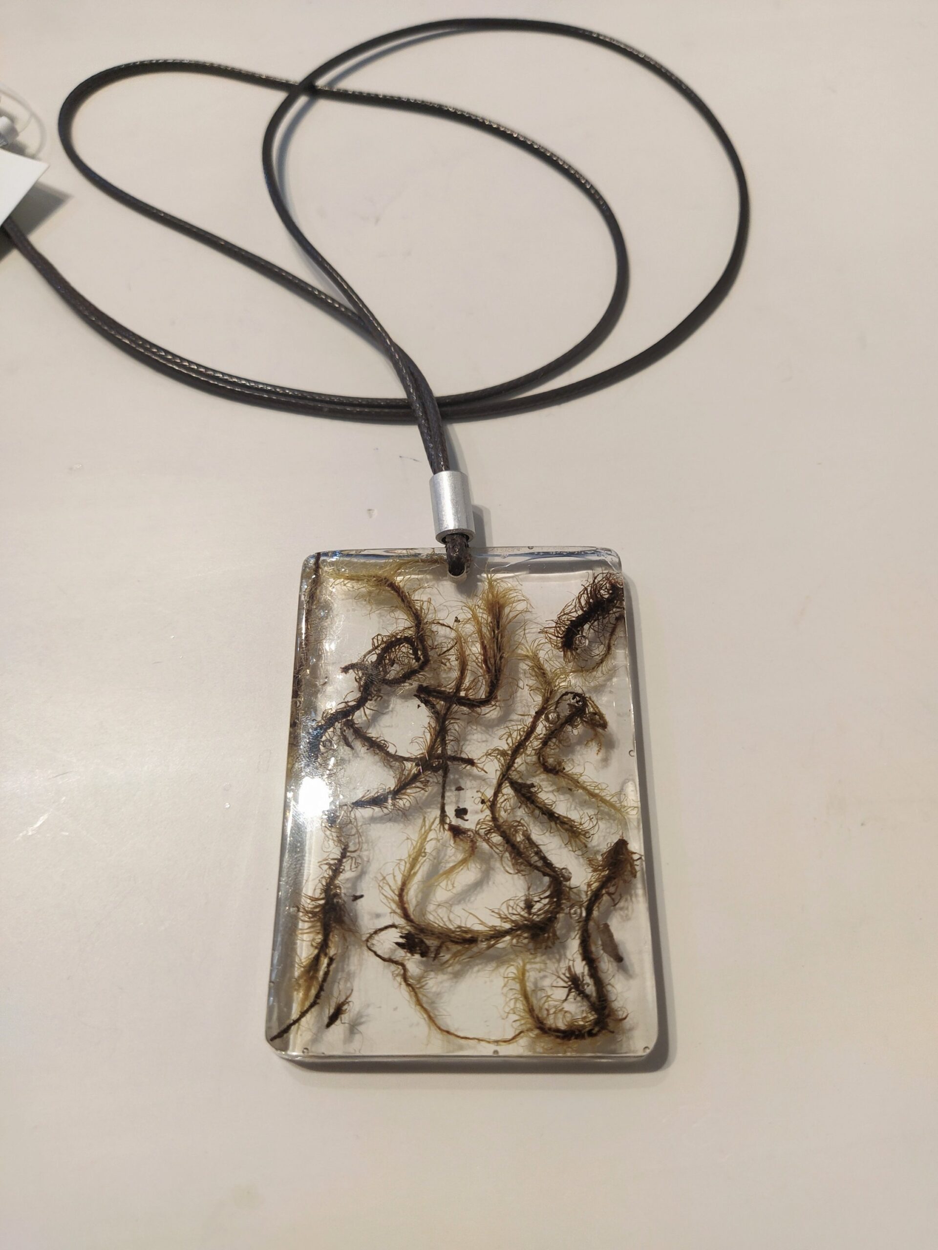 colar de resina com musgo